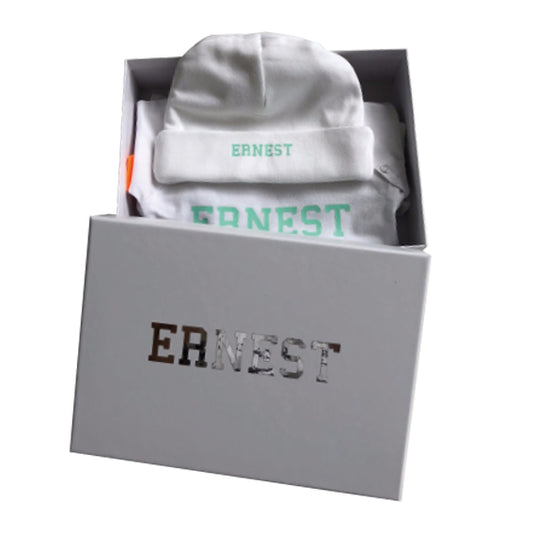 doosje met babypakje & mutsje